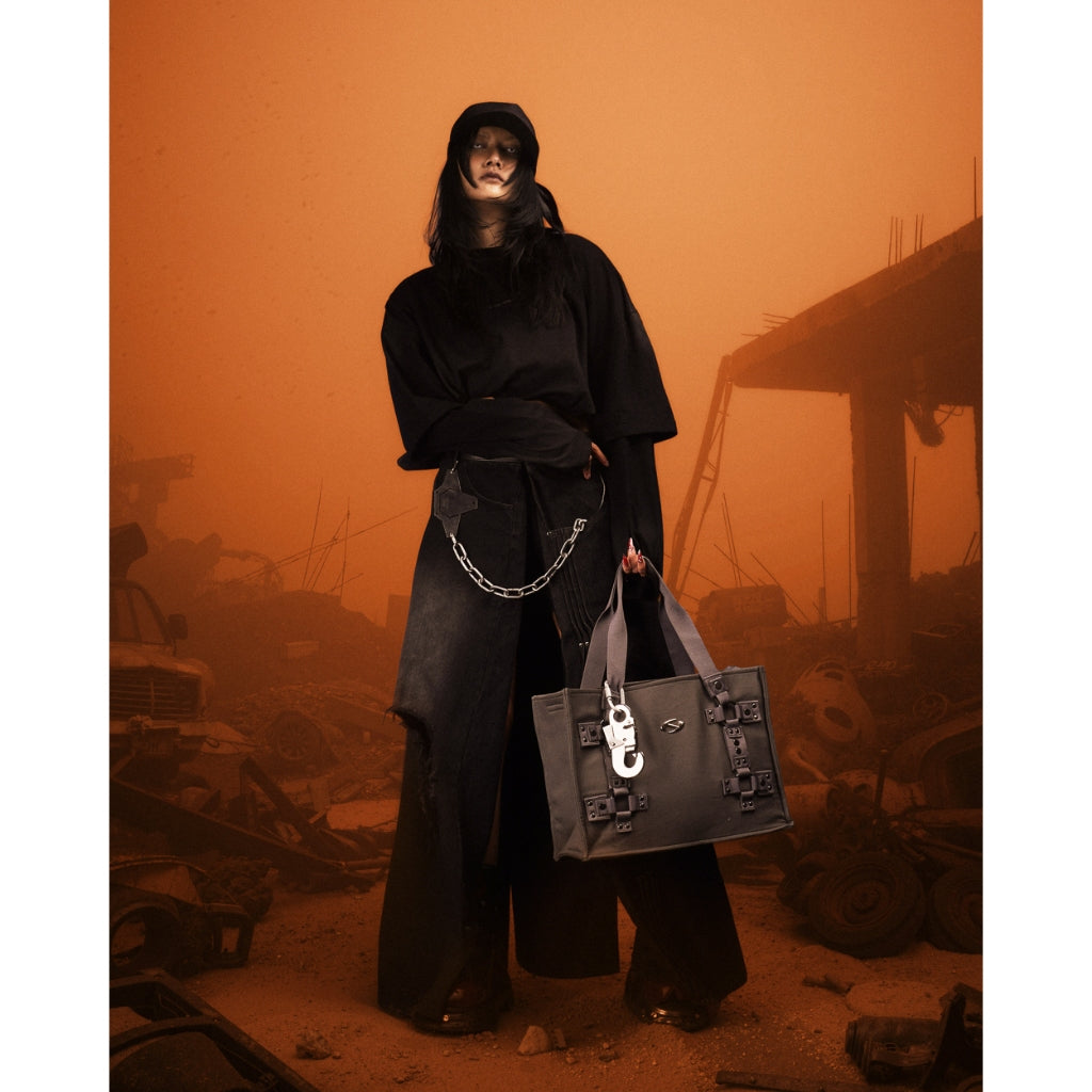 HIERARCHY STUDIOS ENE - Grey Metal Plate Stud Tote Bag
