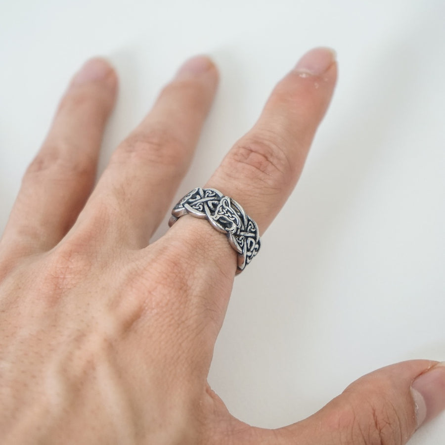 Abstract Howling Ring